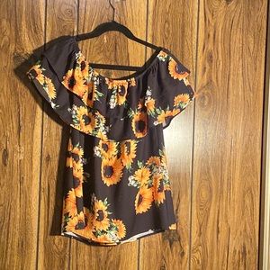 Very nice blouse you can shoulder to the sides